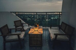 Exterior - 2 BR Penthouse w/ Wide Balcony and 7ft Billiards (San Fernando)