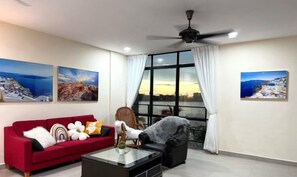 Living area - Santorini 3000sqft Townvilla, rooftop BBQ, 5BR, 13pax (Puchong)