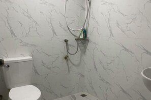 A bathroom with a toilet, a shower, and a sink. - TWOHOME Near Nimman (Chiang Mai)