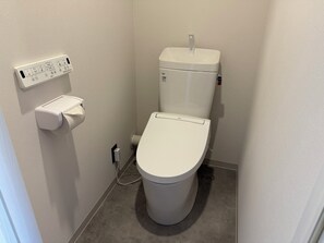 أحواض استحمام وحجيرات دش منفصلة، مجففات شعر، مناشف، شامبو