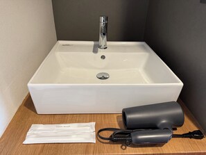 أحواض استحمام وحجيرات دش منفصلة، مجففات شعر، مناشف، شامبو