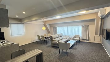 Suíte família | Área de estar | TV de tela plana 27 polegadas com canais a cabo