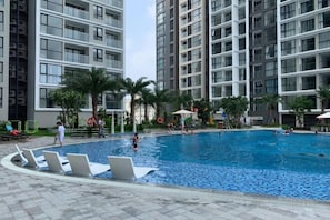 Hồ bơi ngoài trời