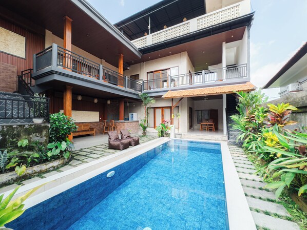 Una piscina al aire libre