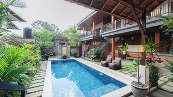 Una piscina al aire libre