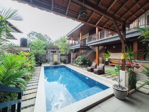 Una piscina al aire libre