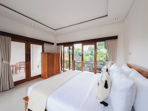 Escritorio, wifi gratis y ropa de cama