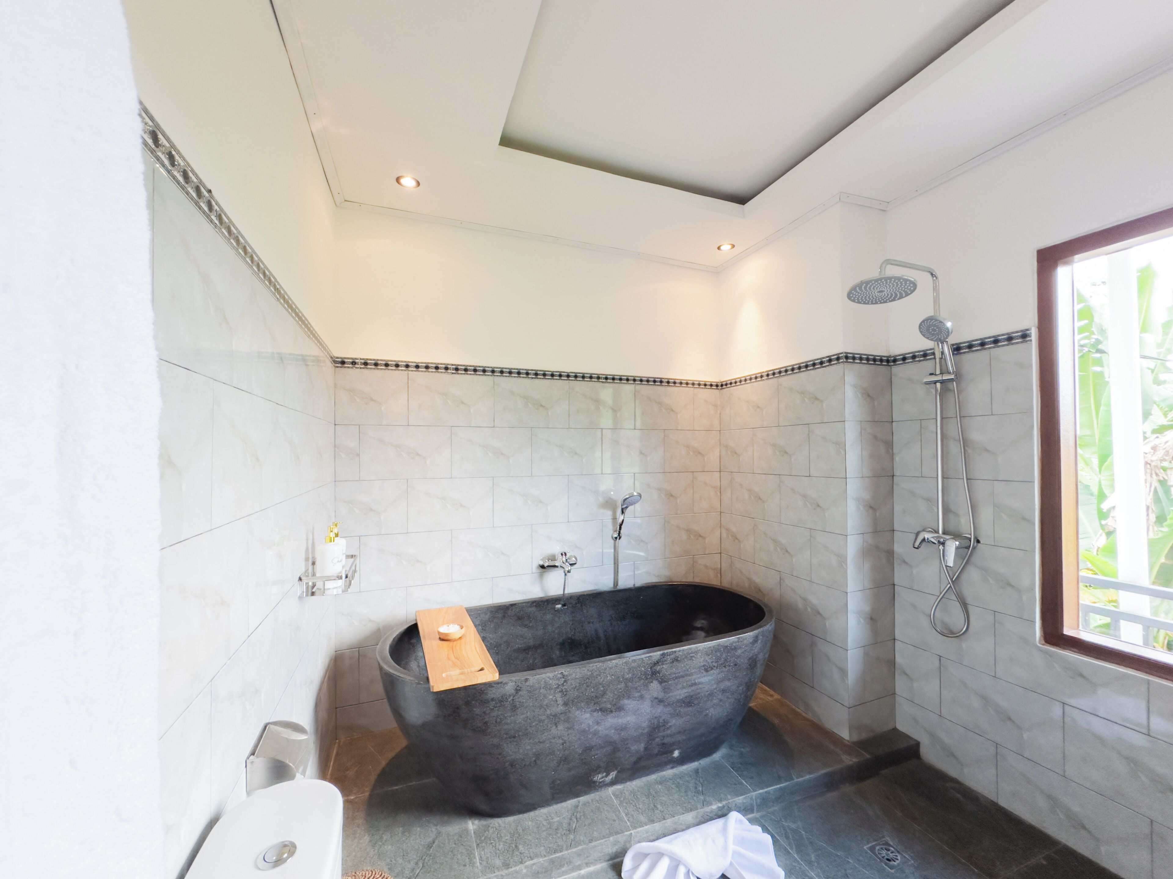 Kamar Deluks, bathtub | Kamar mandi | Handuk, sabun, sampo, dan tisu toilet