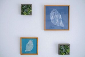 Cuatro obras de arte enmarcadas en una pared.