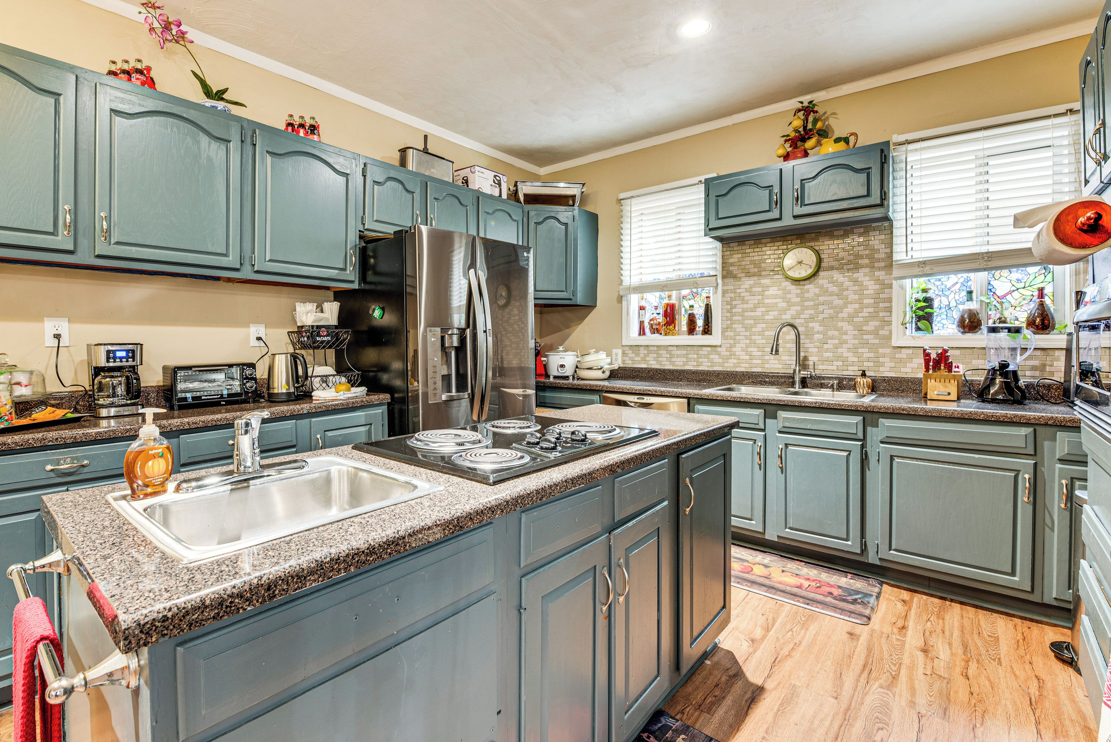 Fridge, microwave, stovetop, dishwasher