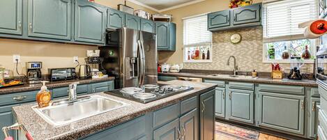 Fridge, microwave, stovetop, dishwasher