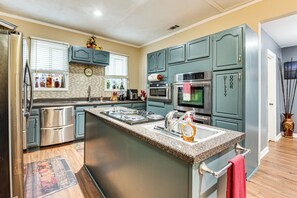Geladeira, micro-ondas, cooktop, lava-louças