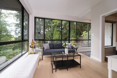 Stylish Scenic Oasis: 2-Bedroom Suite, West Van