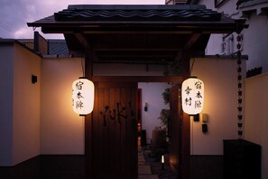 Exterior detail - Shukuhonjin Yukimura (Osaka)