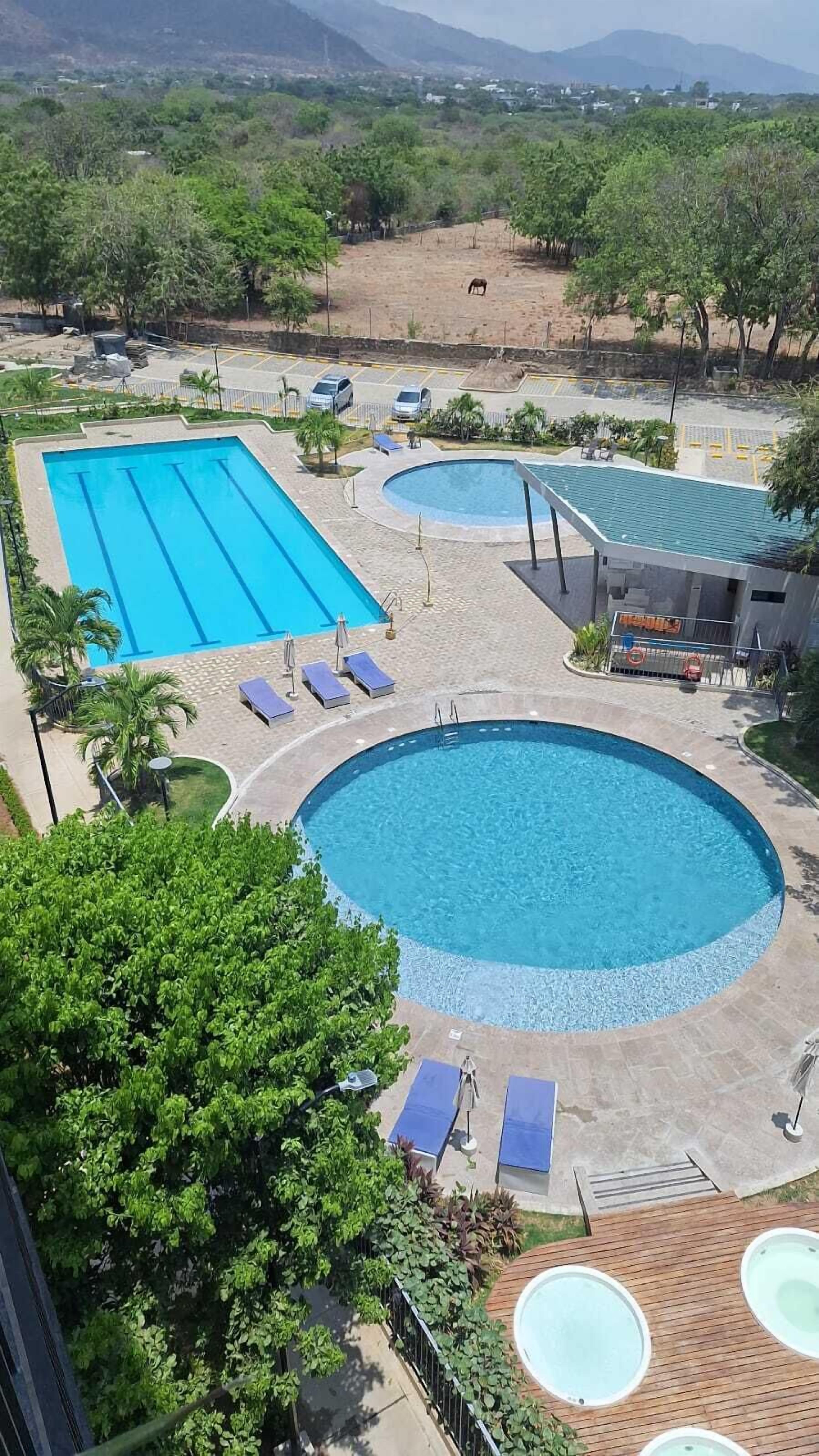 3 piscine all'aperto, cabine incluse nel prezzo, ombrelloni da piscina