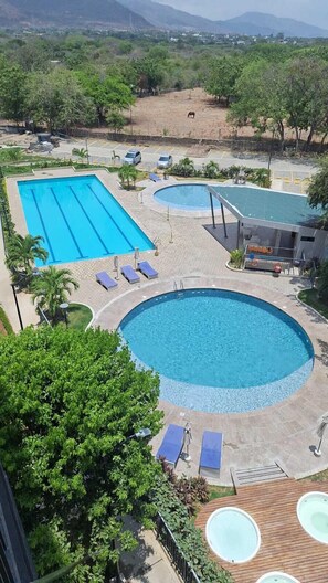 3 outdoor pools, open 9:30 AM to 7:00 PM, free cabanas, pool umbrellas - Bello Horizonte Plaza (Santa Marta)