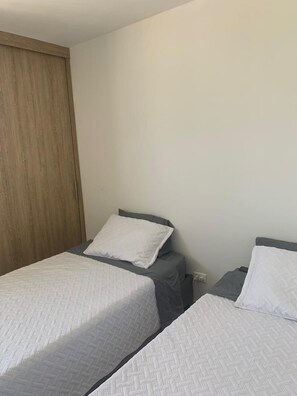 Standard Apartment, Bay View | Peti besi dalam bilik, langsir/tirai gelap terus