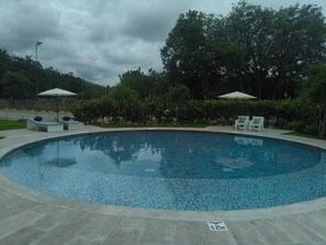 3 من حمّامات السباحة الخارجية، كبائن مجانية، مظلات على حمّام السباحة