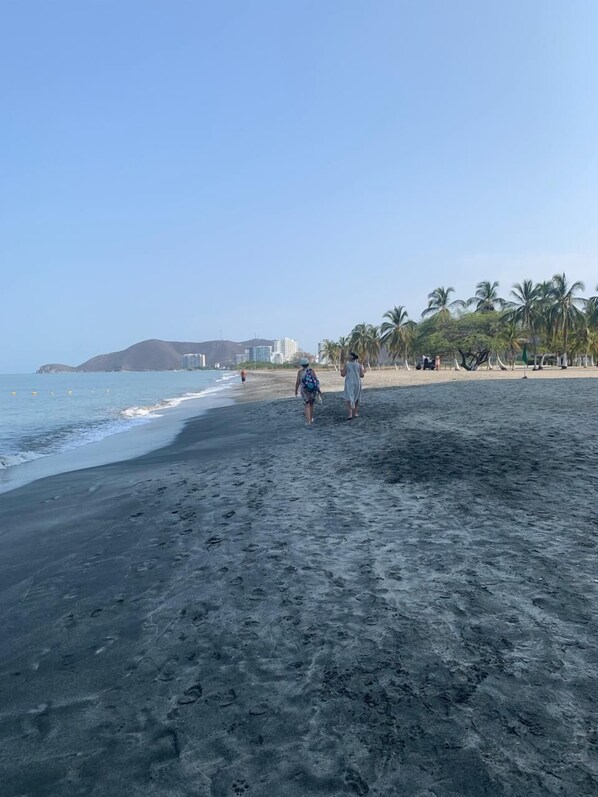 Beach nearby, white sand, beach bar - Bello Horizonte Plaza (Santa Marta)