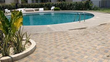 3 outdoor pools, open 9:30 AM to 7:00 PM, free pool cabanas