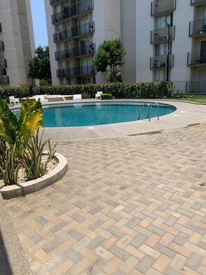 3 kolam renang terbuka, kabana percuma, payung kolam