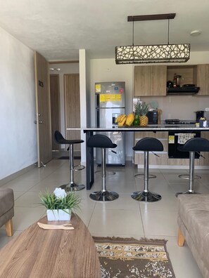 Standard Apartment, Bay View | Living area | 50-inch Smart TV with satellite channels, Netflix, first-run movies - Bello Horizonte Plaza (Santa Marta)