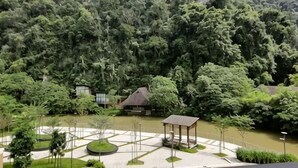 Un hotel rodeado de vegetación exuberante y un río.