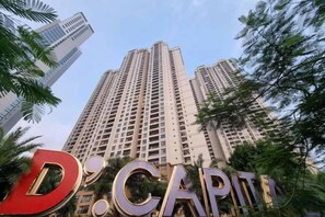 Ein Hochhaus mit einem markanten Schild, auf dem 'D.CAPITA' steht.
