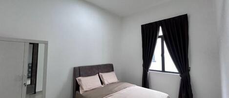 Un dormitorio con cama, armario, ventana con cortinas y ventilador de techo.
