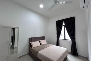 Un dormitorio con cama, armario, ventana con cortinas y ventilador de techo.
