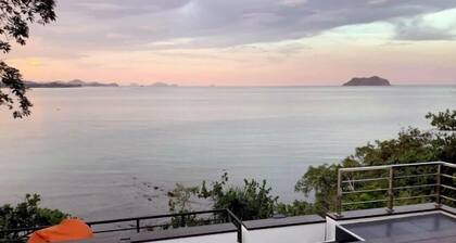 The Munique Cliff House Chumphon - private jacuzzi with beach views