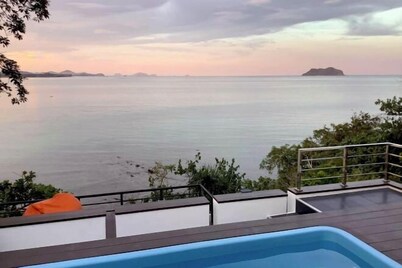 The Munique Cliff House Chumphon - private jacuzzi with beach views