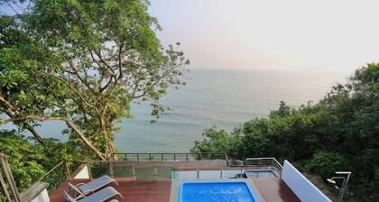 The Munique Cliff House Chumphon - private jacuzzi with beach views