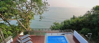 The Munique Cliff House Chumphon - private jacuzzi with beach views