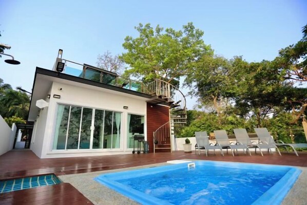 Unclassified image, 1 of 42, button - The Munique Cliff House Chumphon - private jacuzzi with beach views (Pathio)