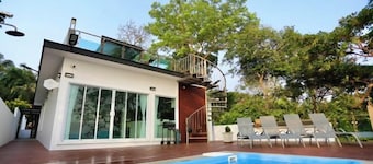 The Munique Cliff House Chumphon - private jacuzzi with beach views