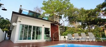 The Munique Cliff House Chumphon - private jacuzzi with beach views