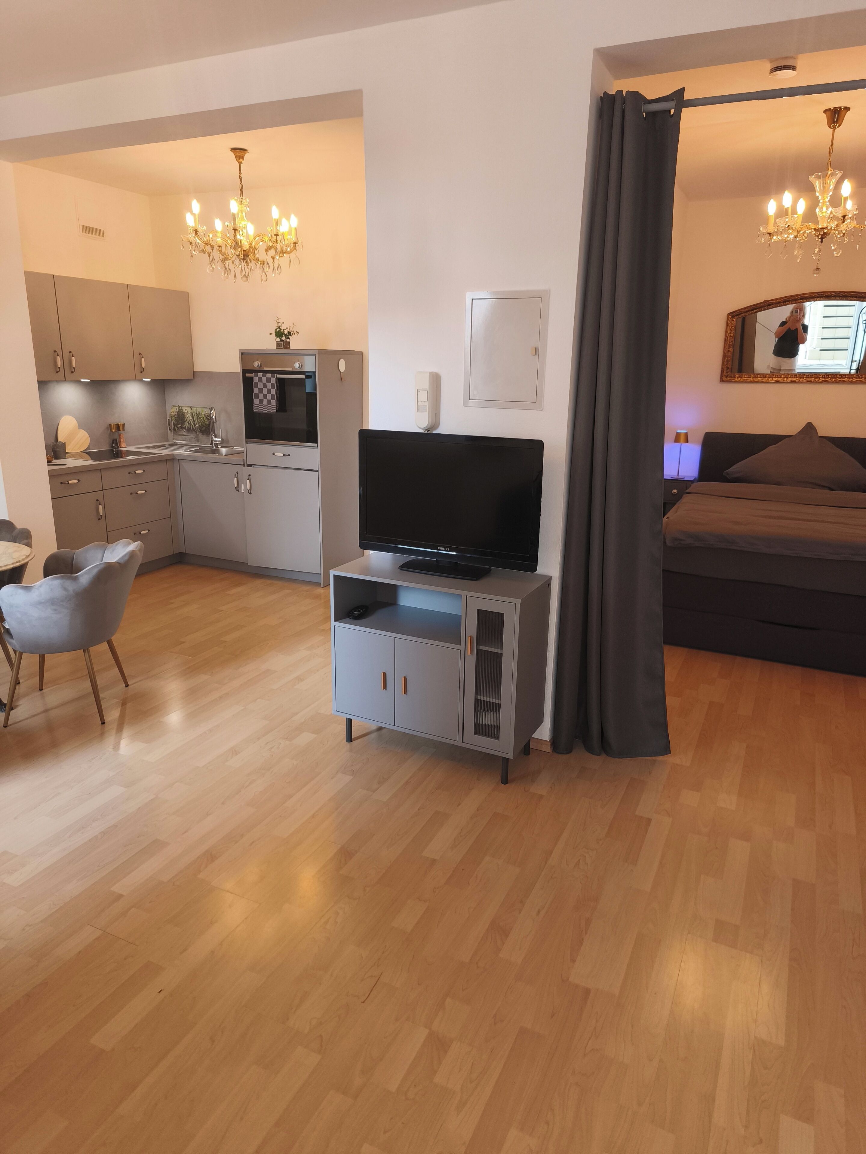 Apartment Castlehill-Blick auf Küche und Schlafbereich