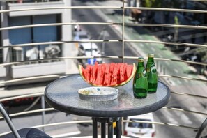 Outdoor dining - Elegant Sea-View Apt w Mamad by Sea N' Rent (Tel Aviv)