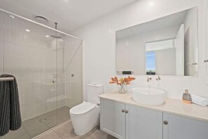 Bathroom - Sea Dunes Luxury Apartment - 10 steps to the beach (Moana)