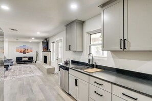 Réfrigérateur, four à micro-ondes, surface de cuisson, lave-vaisselle