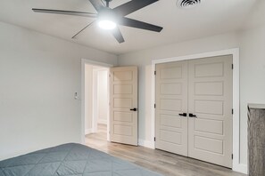 4 soverom, skrivebord, strykejern/-brett og internettilgang