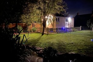 Garden - Duck House - 1 Bed Shepherds Hut - Gower (Upper Killay)