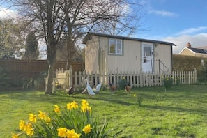 Garden - Duck House - 1 Bed Shepherds Hut - Gower (Upper Killay)