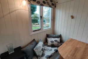 Room - Duck House - 1 Bed Shepherds Hut - Gower (Upper Killay)