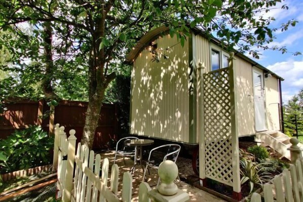 Garden - Duck House - 1 Bed Shepherds Hut - Gower (Upper Killay)