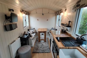 Room - Duck House - 1 Bed Shepherds Hut - Gower (Upper Killay)