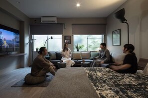 Unclassified image, 5 of 25, button - Good Neighbors (Kanazawa)