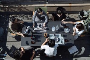 تناول الطعام بالخارج