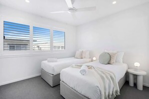 4 chambres, fer et planche à repasser, lit de bébé portatif, Wi-Fi